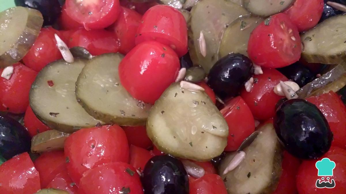 Recette de Salade de tomates cerises et olives noires