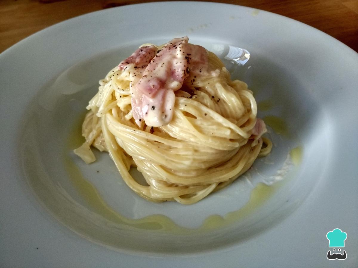 Recette de Spaghetti carbonara à la crème et au bacon