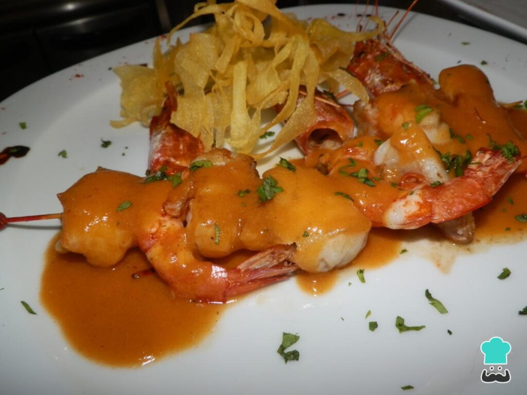 Recette de brochettes de lotte et crevettes à la sauce américaine