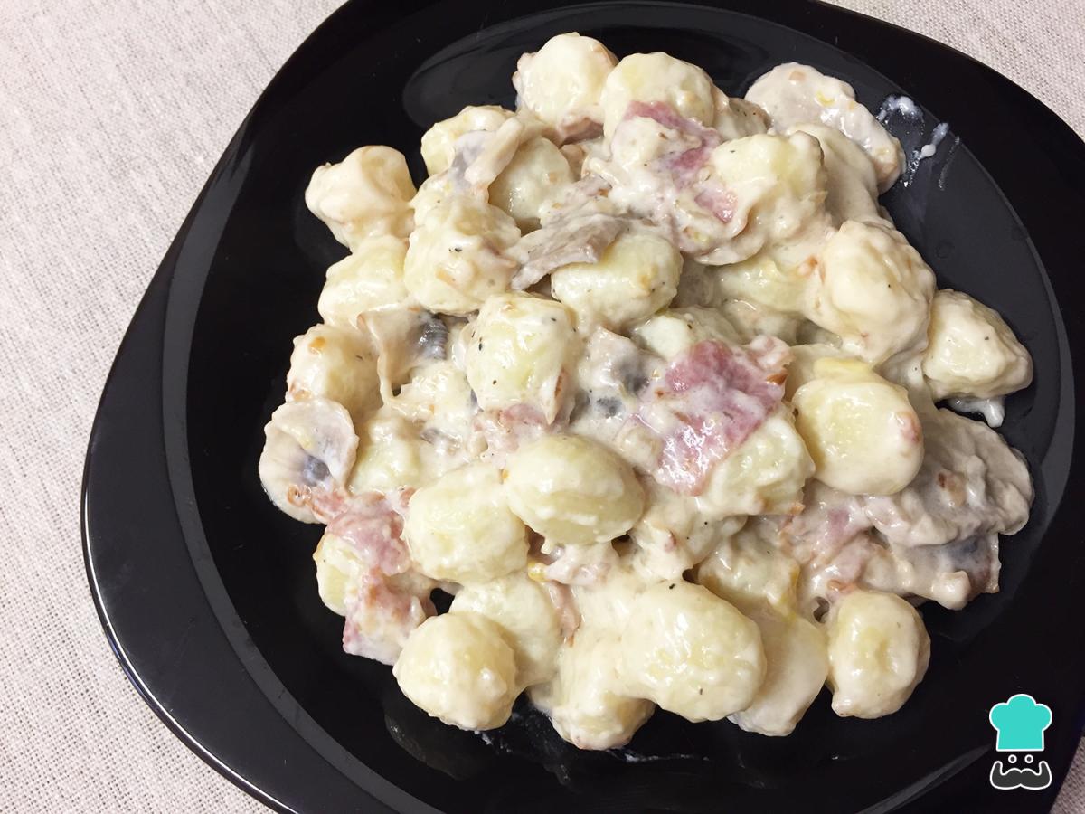 Recette de gnocchis à la crème, bacon et champignons