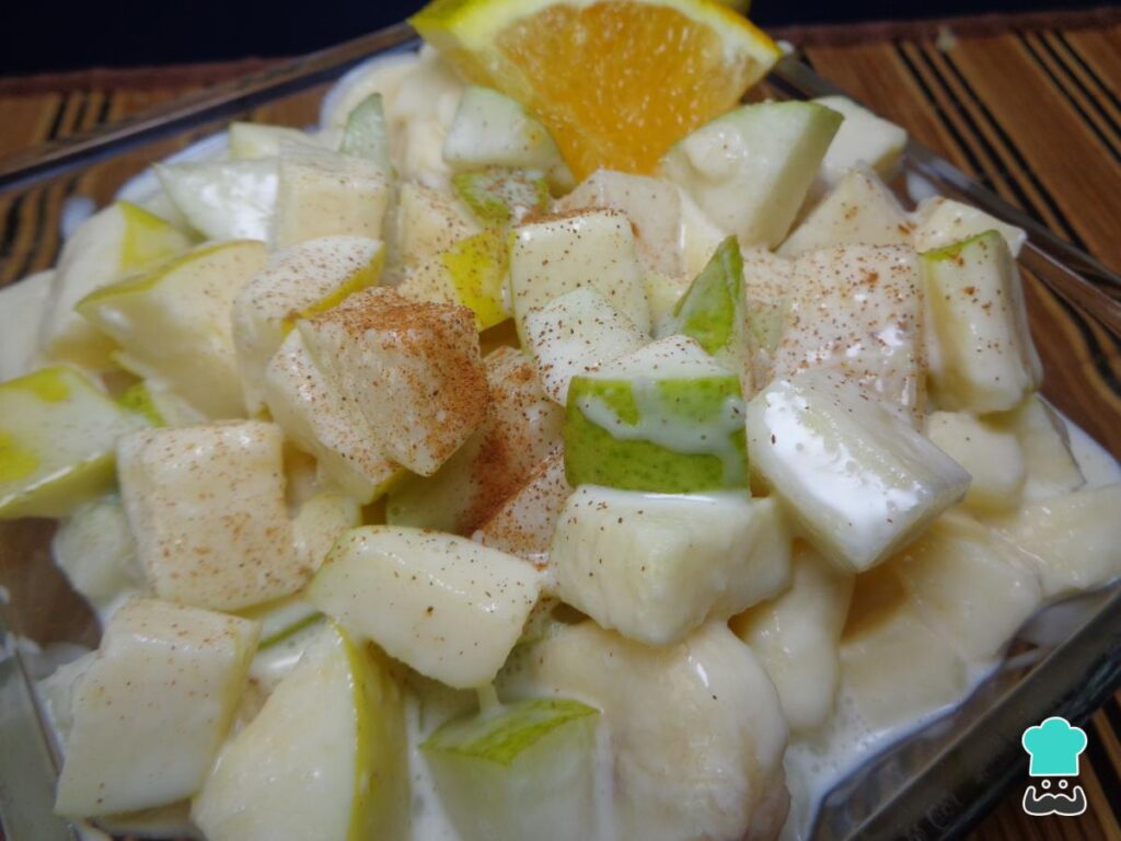 Recette de salade de fruits à la crème épaisse et au lait concentré