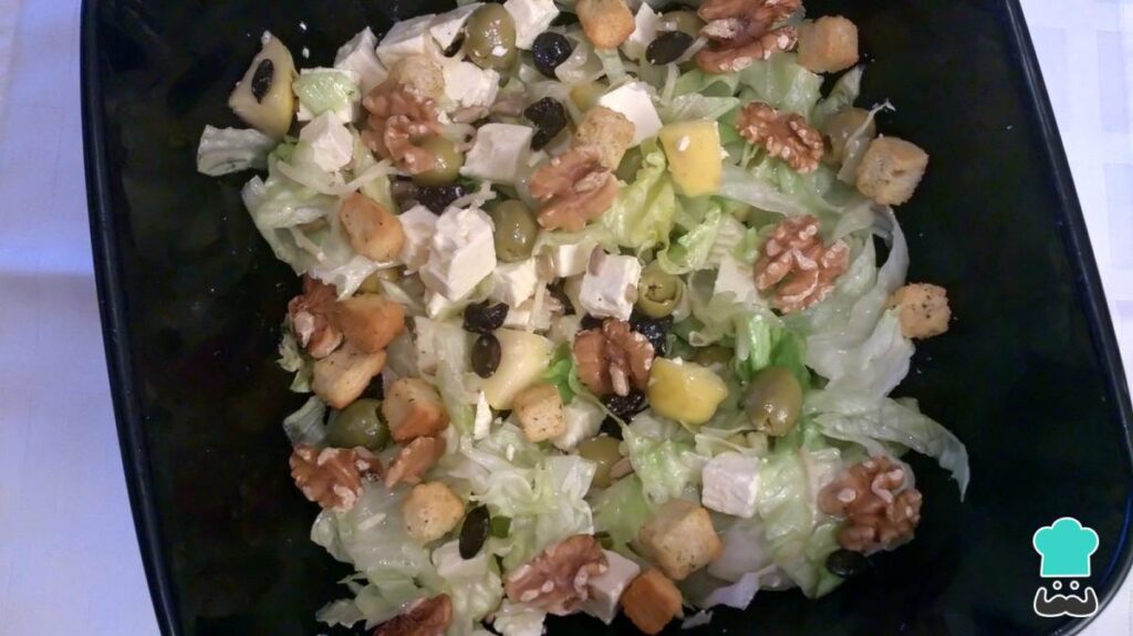 Recette de salade de laitue aux graines et aux noix