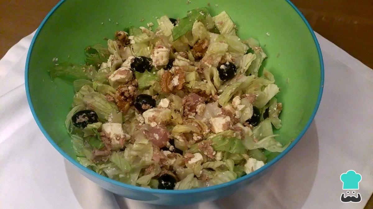 Recette de salade de laitue saine au thon et aux noix