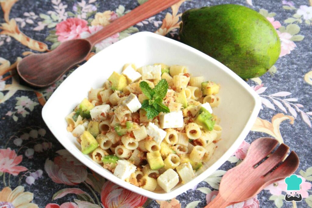 Recette de salade de pâtes à l'avocat et au fromage