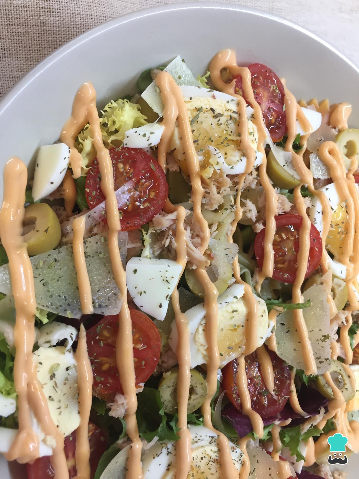 Recette de salade de pâtes avec sauce rose et laitue