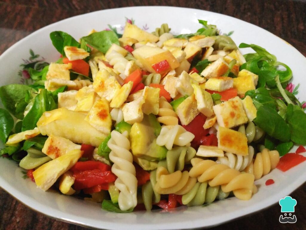 Recette de salade de pâtes froides au poulet et aux pommes