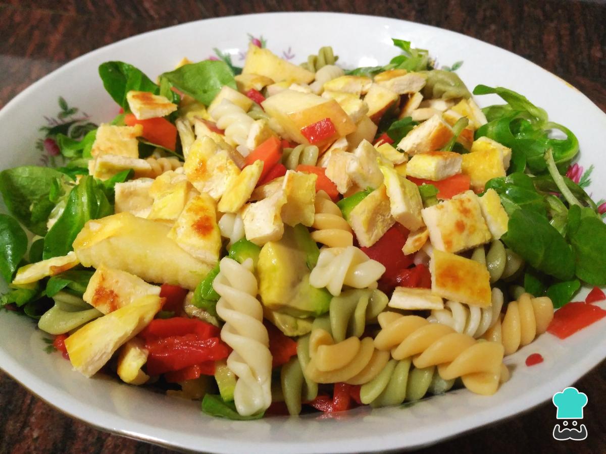 Recette de salade de pâtes froides au poulet et aux pommes