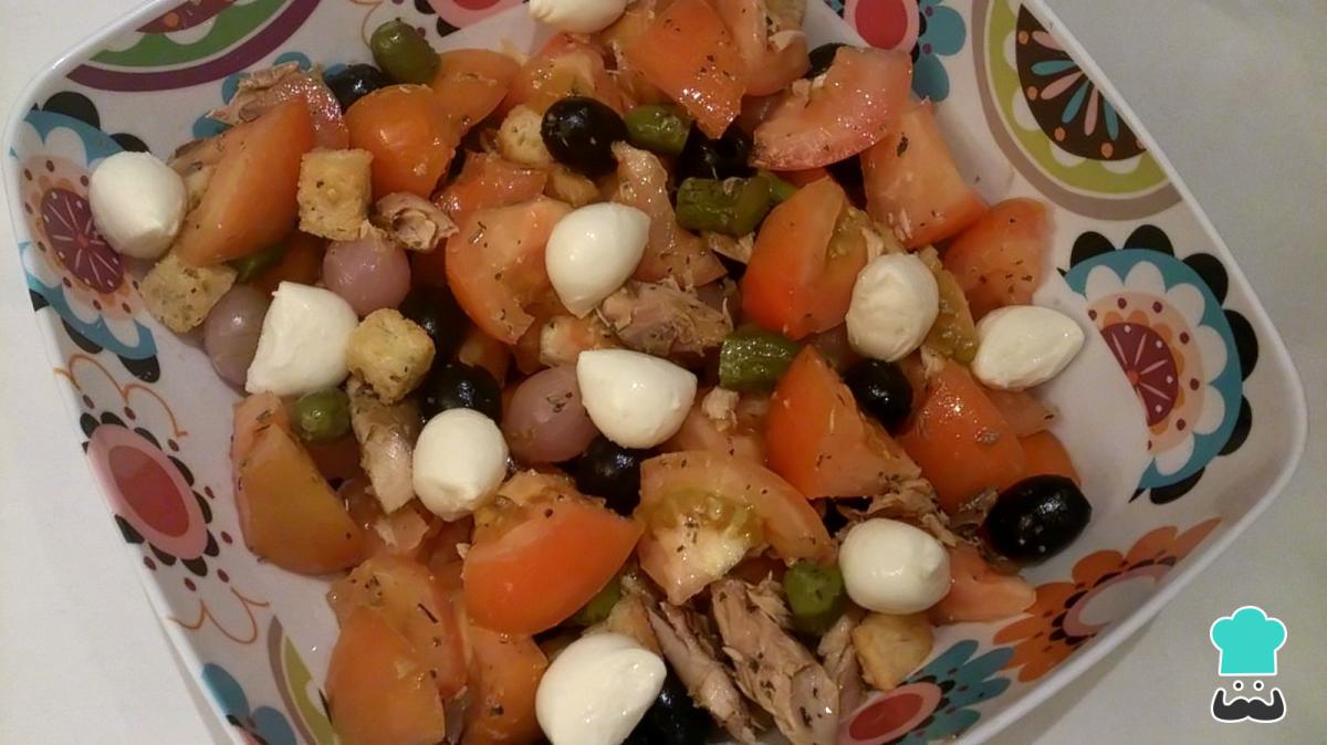 Recette de salade de tomates, fromage et olives noires