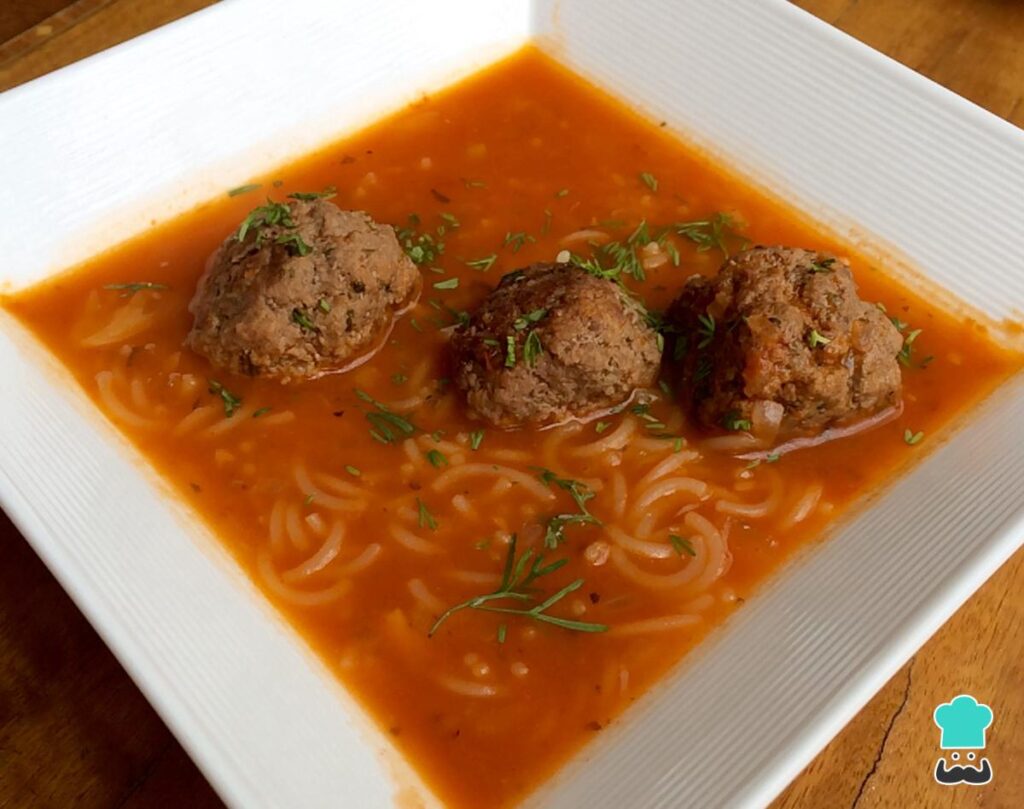 Recette de soupe aux boulettes de viande et aux nouilles