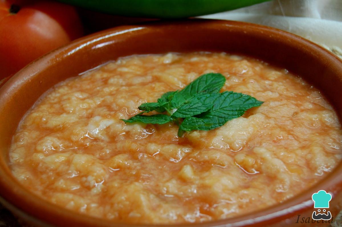Recette de soupe de tomates maison avec du pain