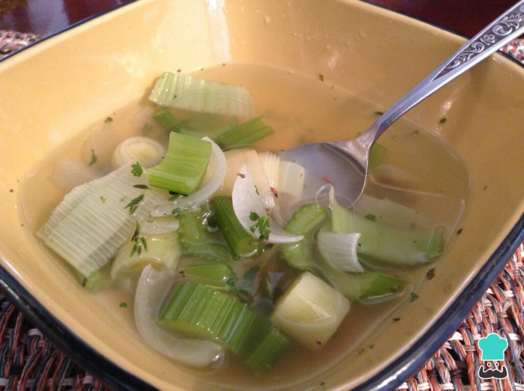 Recette de soupe diurétique à l'oignon et au céleri