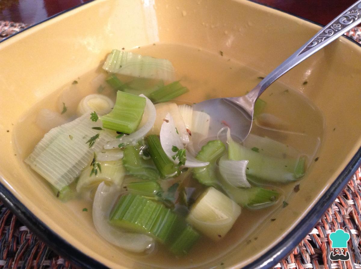 Recette de soupe diurétique à l'oignon et au céleri