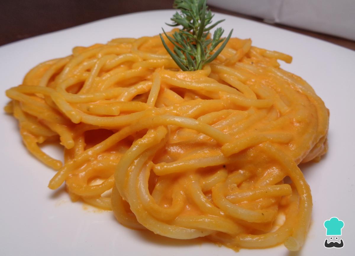 Recette de spaghettis rouges au fromage jaune
