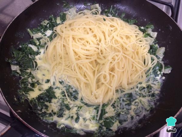 Recette de pâtes avec sauce aux blettes - Étape 6