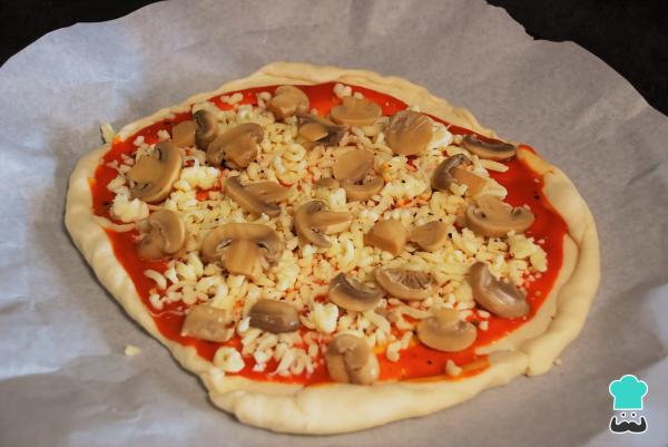 Recette de pizza aux champignons et bacon - Étape 4