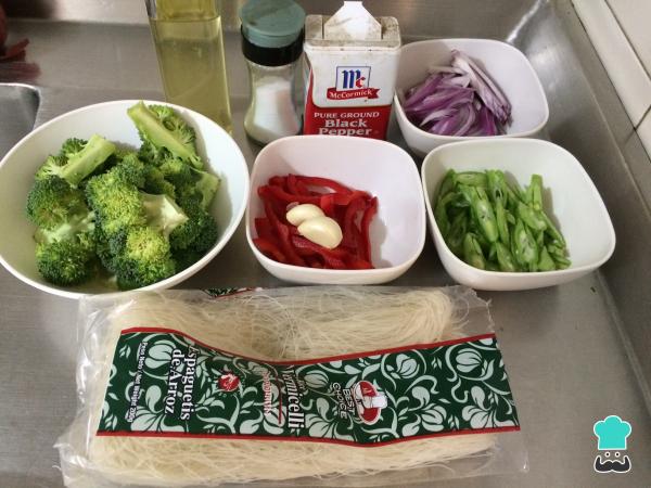 Recette de Nouilles de Riz aux Légumes - Étape 1
