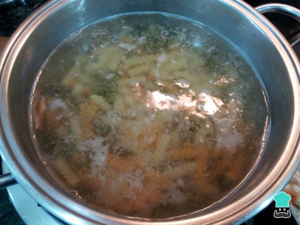 Recette de salade de pâtes au poulet et à l'ananas - Étape 1