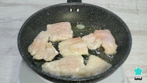 Recette du Pil pil de Cabillaud aux pommes de terre : l'astuce infaillible pour une sauce onctueuse et bien liée - Étape 2