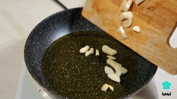 Recette des Cocochas de merluza al pil pil, le plat traditionnel basque étape par étape - Étape 1
