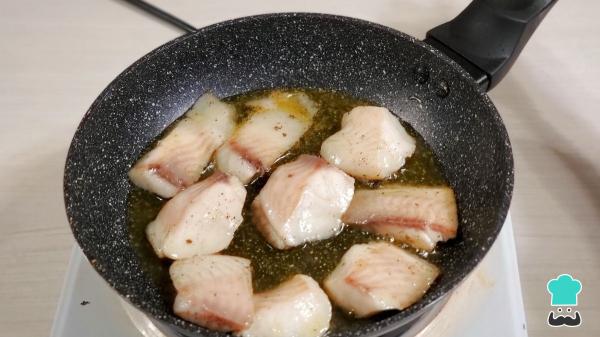 Recette des Cocochas de merluza al pil pil, le plat traditionnel basque étape par étape - Étape 3