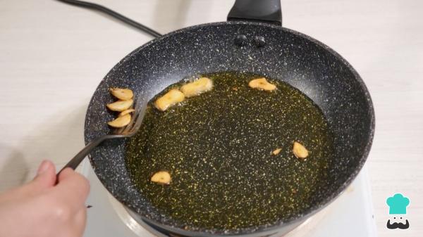 Recette des Cocochas de merluza al pil pil, le plat traditionnel basque étape par étape - Étape 2