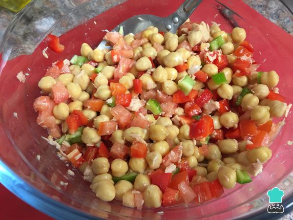Salade de pois chiches aux tomates et aux œufs Recette - Étape 3