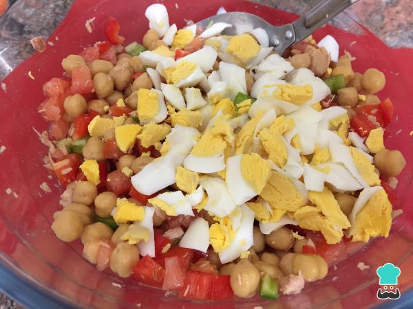 Recette de Salade de pois chiches aux tomates et aux œufs - Étape 4