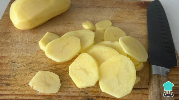 Recette de saumon au four avec pommes de terre et oignons - Étape 1
