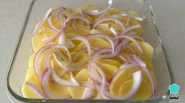 Recette de saumon au four avec pommes de terre et oignons - Étape 2