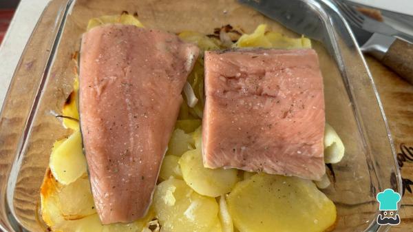 Recette de saumon au four avec pommes de terre et oignons - Étape 4