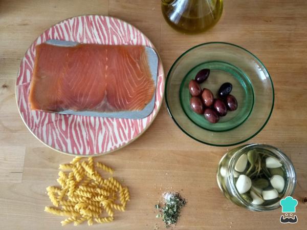 Recette de salade de pâtes au saumon et aux câpres - Étape 1