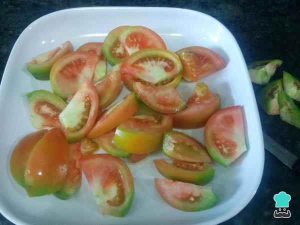 Recette de salade de tomates, oignons et thon - Étape 2