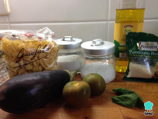 Recette de pâtes aux aubergines et tomates - Étape 1