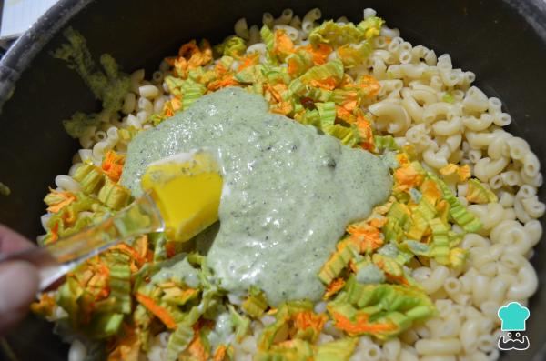 Recette des Coudes à la fleur de potiron - Étape 4