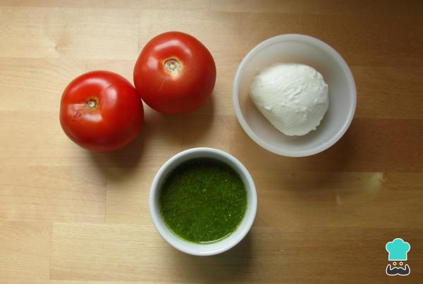 Recette de Salade Caprese avec Sauce Pesto - Étape 1