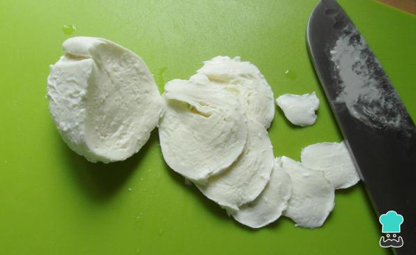 Recette de salade Caprese avec sauce pesto - Étape 3