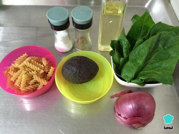 Recette de pâtes aux épinards et avocat - Étape 1
