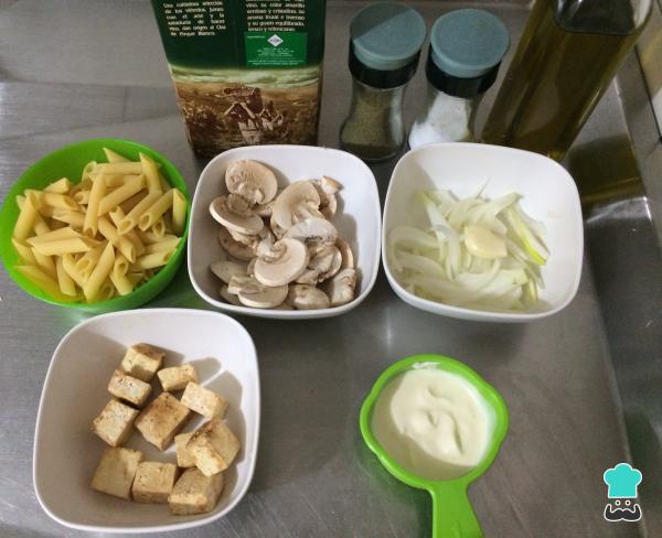 Recette de pâtes au tofu fumé et champignons - Étape 1