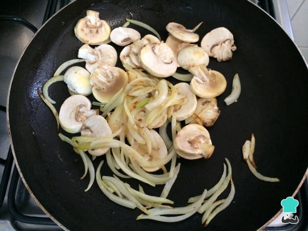 Recette de pâtes au tofu fumé et champignons - Étape 2