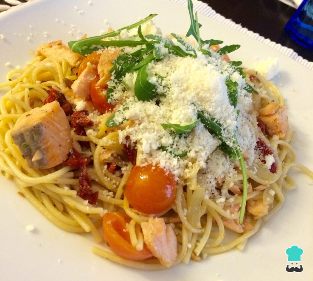 Recette de Spaghetti au saumon et tomates cerises