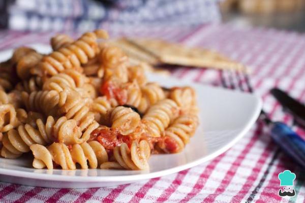 Recette de pâtes à la tomate et au thon