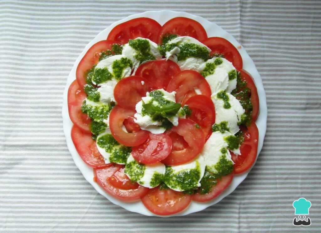 Recette de salade Caprese avec sauce pesto
