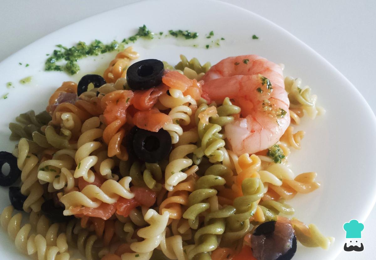 Recette de salade de pâtes au saumon fumé et crevettes