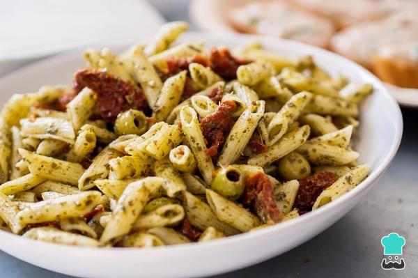 Recette de salade de pâtes avec une délicieuse sauce au pesto