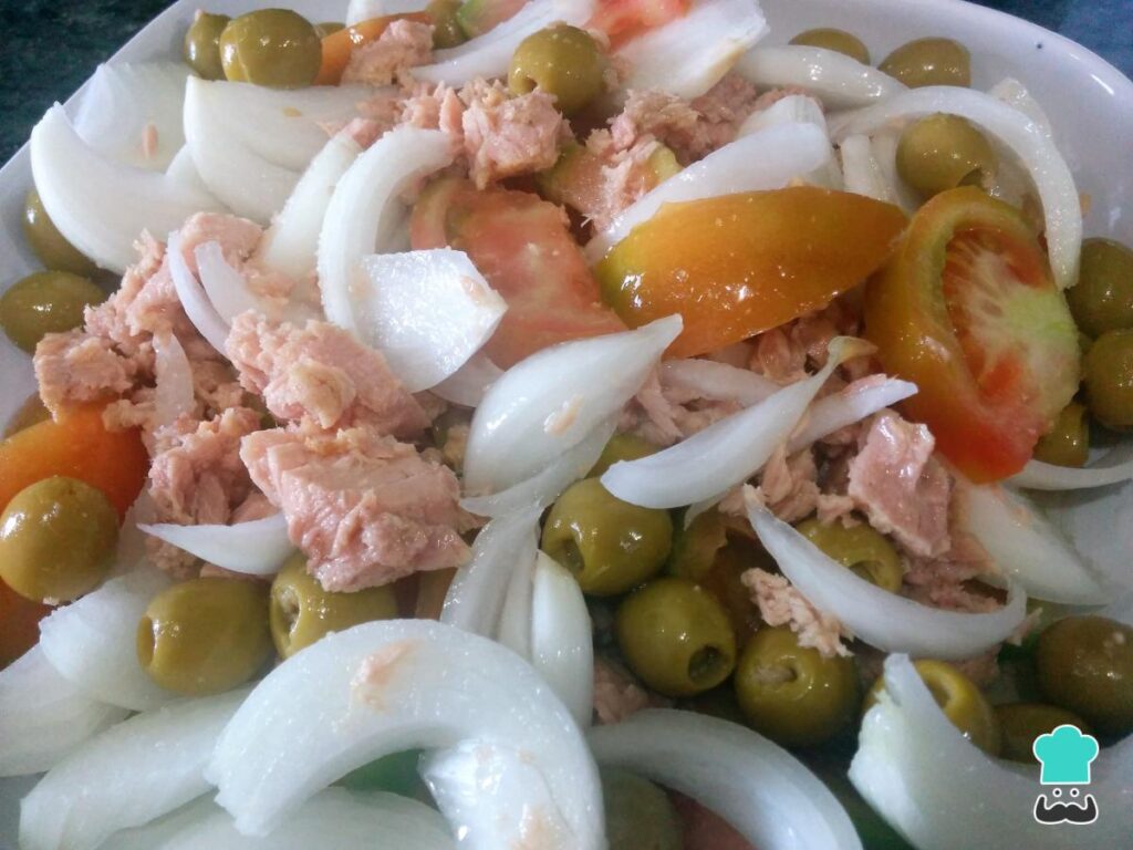 Recette de salade de tomates, oignons et thon