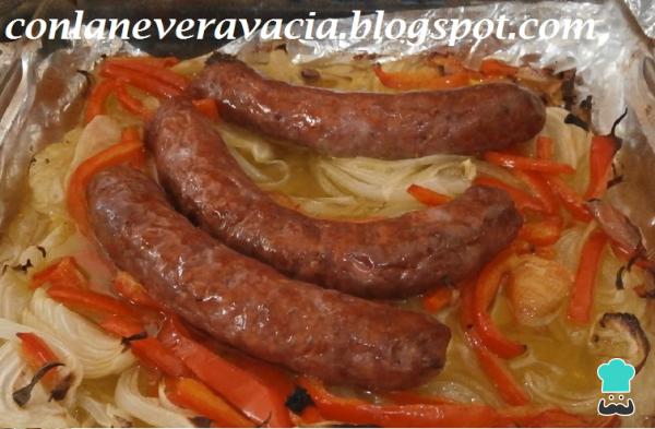 Recette de saucisses au four avec oignon et poivron rouge