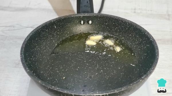 Recette du Pil pil de Cabillaud aux pommes de terre : l'astuce infaillible pour une sauce onctueuse et bien liée - Étape 1