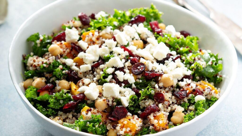 Recette du jour : salade de pois chiches au quinoa, chou frisé et fromage frais