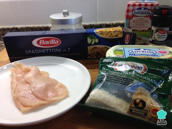Recette de pâtes au poulet à la sauce Alfredo - Étape 1