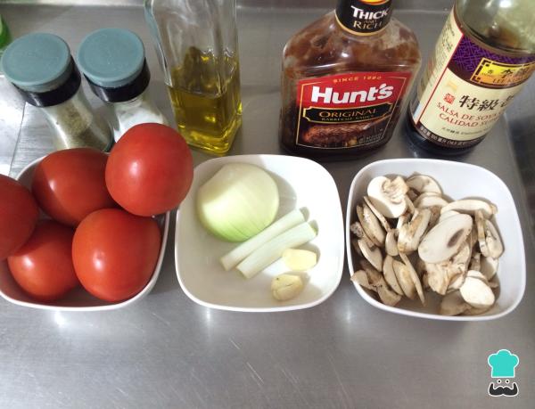Recette Spaghetti aux champignons et tomates - Étape 1